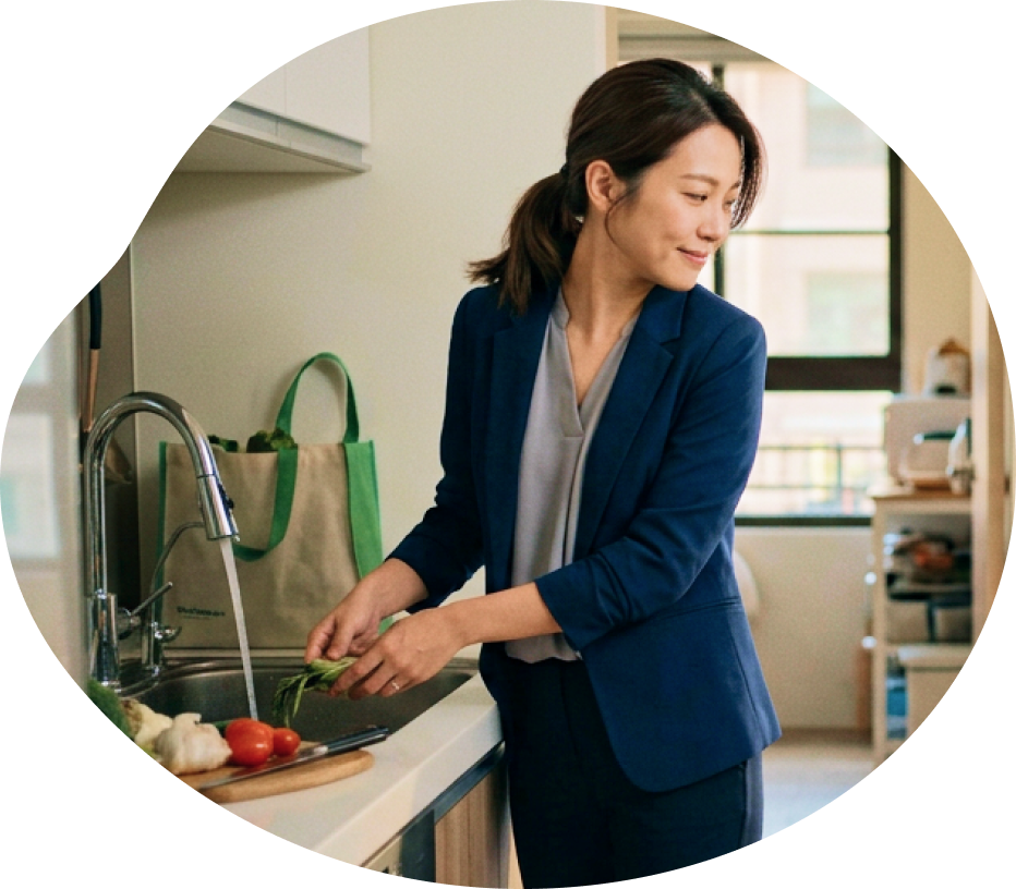 陪伴員蹲下與孩子互動